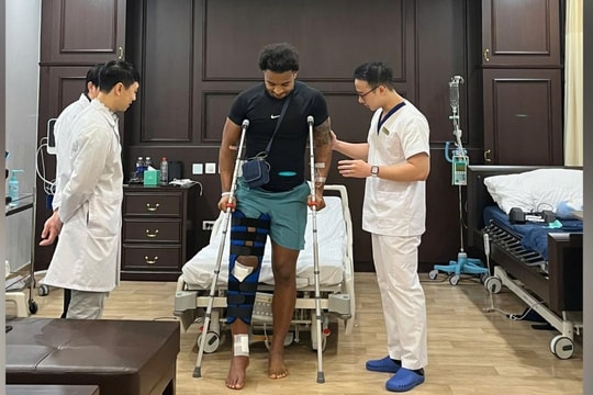 Tiền đạo Nguyễn Xuân Son chống nạng tập đi, quyết tâm phục hồi nhanh sau chấn thương