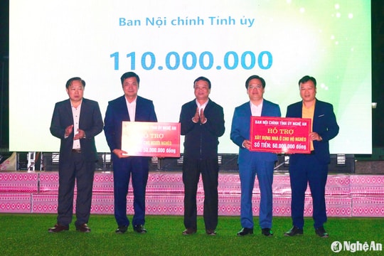 Ban Nội chính Tỉnh ủy trao quà cho người nghèo tại huyện Quỳ Châu