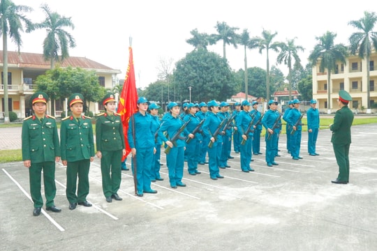 Kiểm tra công tác huấn luyện khối nữ Dân quân tham gia diễu hành Kỷ niệm 50 năm Ngày giải phóng miền Nam thống nhất đất nước