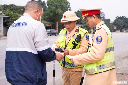 Vi phạm nồng độ cồn, ma túy, 2 người đàn ông ở Nghệ An bị phạt 70 triệu đồng