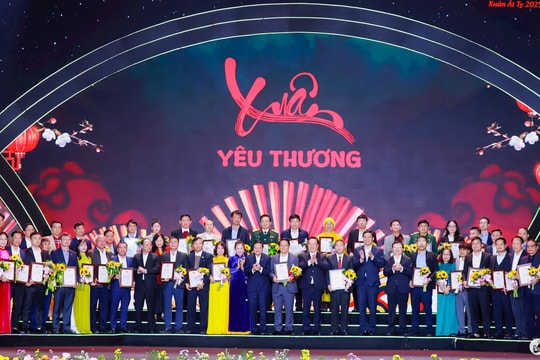 'Nghĩa tình dòng Lam': Mang Tết đến sớm với người nghèo