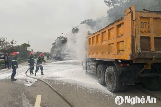 Xe tải bốc cháy trên đường ven đê sông Lam