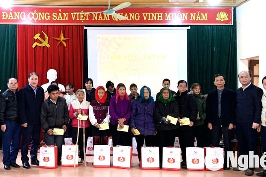 Ban Tổ chức Tỉnh ủy tặng quà gia đình khó khăn nhân dịp đón Tết Ất Tỵ tại huyện Quỳ Châu