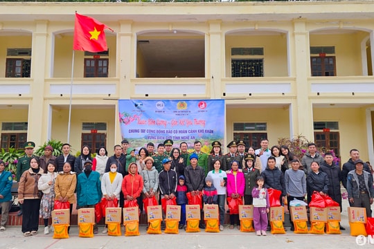 Trao quà Tết cho người nghèo ở bản Tha Đo (Kỳ Sơn) và bản Na Mương (Lào)