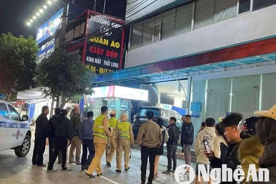 Nghệ An: Ô tô mất lái lao thẳng vào ngân hàng trong đêm