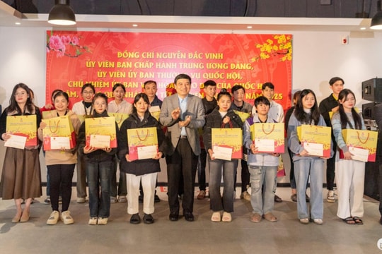 Chủ nhiệm Ủy ban Văn hóa, Giáo dục của Quốc hội tặng quà công nhân lao động tỉnh Nghệ An