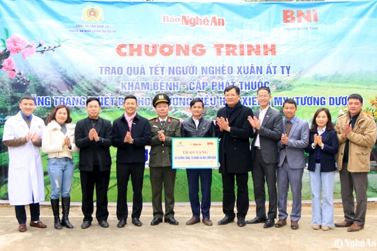 Trao quà Tết và khám, cấp phát thuốc miễn phí cho nhân dân xã Xiêng My (Tương Dương)