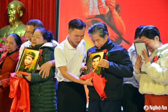 Trao tặng 150 di ảnh phục dựng chân dung liệt sĩ cho thân nhân