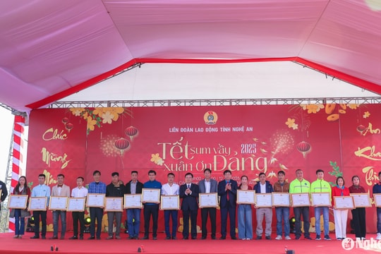 800 triệu đồng được trao cho người lao động Nghệ An tại Chương trình 'Tết sum vầy - Xuân ơn Đảng'