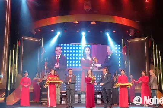 Ca sĩ Thanh Hải của Trung tâm Nghệ thuật truyền thống Nghệ An được vinh danh nghệ sĩ tiêu biểu