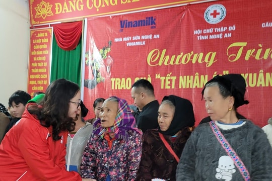 Hội Chữ thập đỏ Nghệ An trao quà 'Tết nhân ái' tại huyện Diễn Châu và huyện Tương Dương