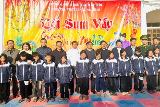 Ban Dân vận Tỉnh ủy Nghệ An tặng quà các gia đình khó khăn tại Kỳ Sơn, Quỳ Hợp