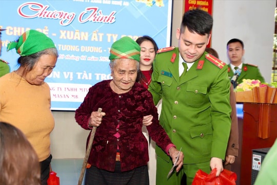 Phòng PC07 - Công an Nghệ An trao hàng trăm suất quà Tết tại các huyện vùng cao