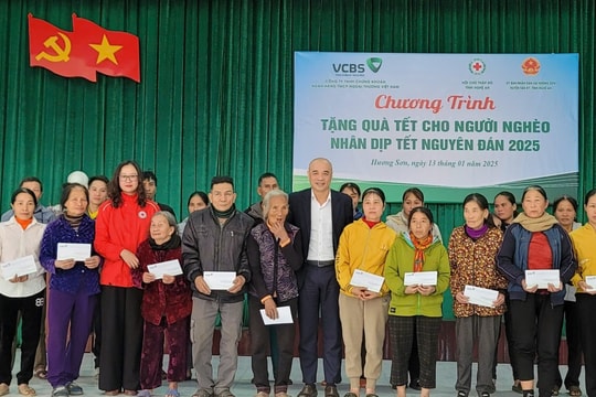 Hội Chữ thập đỏ Nghệ An trao quà Tết cho người nghèo ở huyện Tân Kỳ