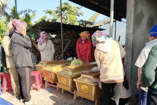 6 người trong 1 nhà tử vong do xe tải đâm, không khí tang thương nơi bản nghèo