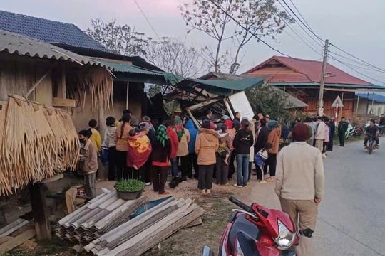 Xe tải tông vào cửa hàng tạp hóa ở Kỳ Sơn, 6 người tử vong