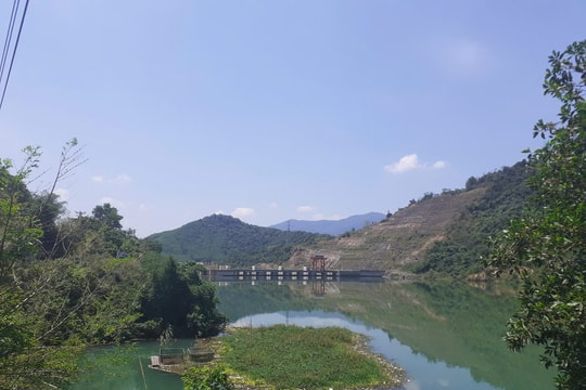 Gần 400 hộ dân ven lòng hồ thủy điện Khe Bố mòn mỏi chờ bìa đỏ