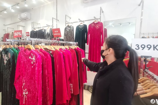 Cửa hàng thời trang ở Nghệ An đồng loạt hạ giá