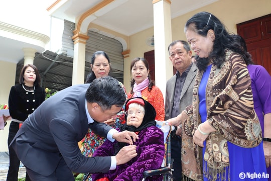 Đảng viên ở Nghệ An được trao Huy hiệu 80 năm tuổi Đảng