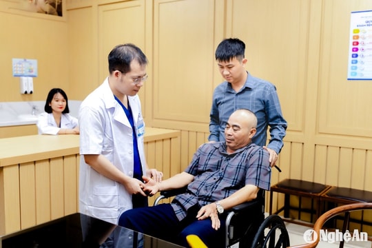 'Người tiếp lửa' ở Bệnh viện Y học cổ truyền Nguyên Phúc