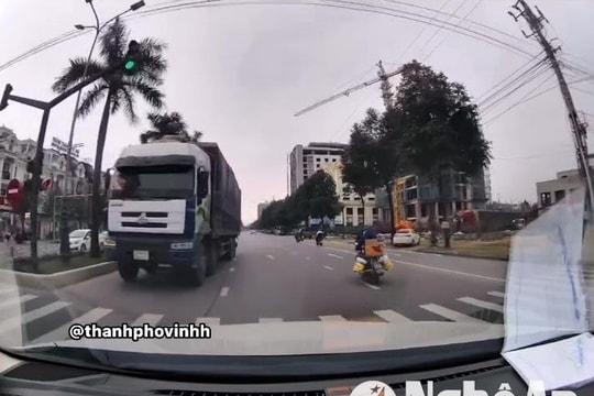 Xe tải chạy ngược chiều trên Đại lộ Lê Nin