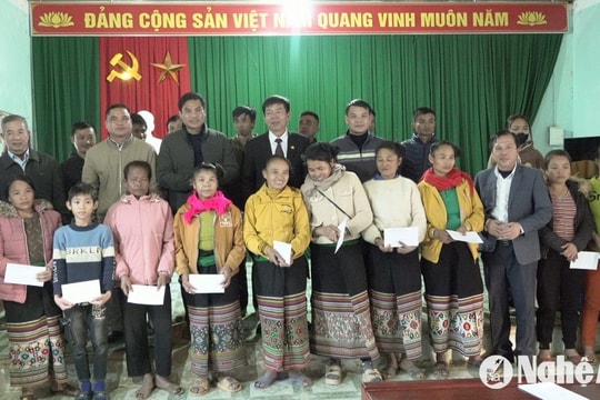Ban Dân tộc tỉnh trao quà Tết cho người nghèo tại huyện Quế Phong