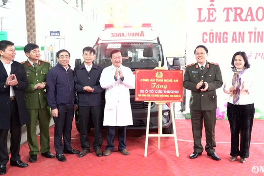 Công an tỉnh Nghệ An tặng xe cứu thương cho Trung tâm Y tế huyện Quế Phong