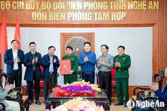 Ban Văn hóa - Xã hội, Hội đồng nhân dân tỉnh trao quà Tết và hỗ trợ xây nhà ở cho người nghèo tại huyện Tương Dương