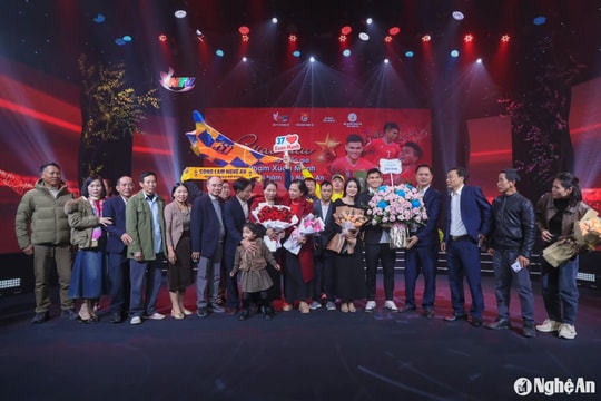 Người hâm mộ xúc động nghe mẹ tuyển thủ Xuân Mạnh kể chuyện bán trâu mua giày cho con