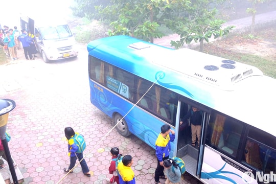 Vì sao nhiều xe đưa đón học sinh vẫn chưa sơn vàng?