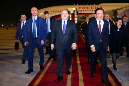 Thủ tướng Nga bắt đầu chuyến thăm Việt Nam