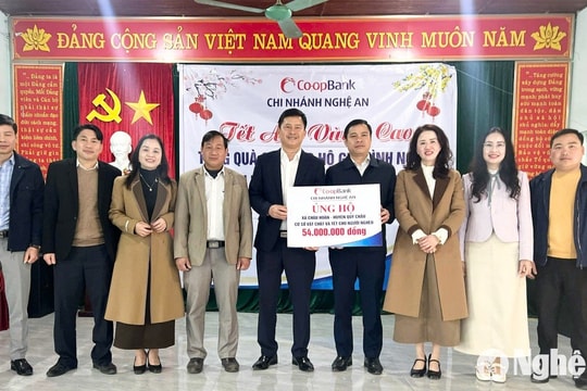 Ngân hàng Hợp tác xã Việt Nam chi nhánh Nghệ An trao quà Tết cho người nghèo ở huyện Quỳ Châu