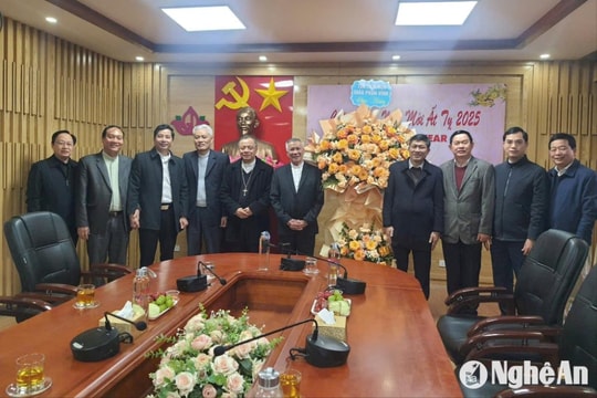 Tòa Giám mục Giáo phận Vinh chúc Tết Nguyên đán Ất Tỵ tại Sở Giáo dục và Đào tạo