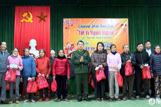 Cục Chính trị Quân khu 4 trao quà “Tết Vì người nghèo” tại huyện Nghi Lộc.