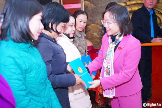 Trao 50 suất quà cho đoàn viên, người lao động huyện Quỳnh Lưu