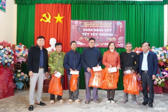 Phó Chủ tịch HĐND Nghệ An tỉnh Nguyễn Như Khôi trao quà Tết cho người nghèo huyện Quỳ Hợp