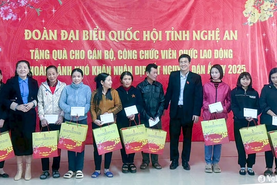 Đại biểu Quốc hội tặng quà Tết cho người nghèo tại các huyện miền Tây Nghệ An