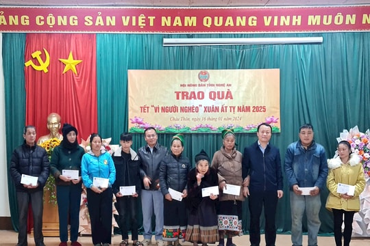 Hội Nông dân tỉnh Nghệ An trao quà Tết tặng hội viên nông dân có hoàn cảnh khó khăn
