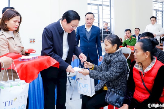 Trưởng ban Nội chính Trung ương Phan Đình Trạc tặng quà Tết cho hộ nghèo huyện Tương Dương