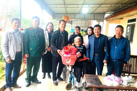 Huyện ủy Nghĩa Đàn tặng quà, chúc Tết đảng viên lão thành