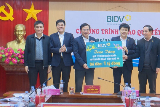 Trưởng ban Nội chính Trung ương Phan Đình Trạc thăm, tặng quà Tết tại huyện Diễn Châu