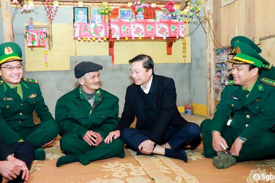 Chủ tịch UBND tỉnh Nghệ An Lê Hồng Vinh thăm, chúc Tết tại xã biên giới Môn Sơn