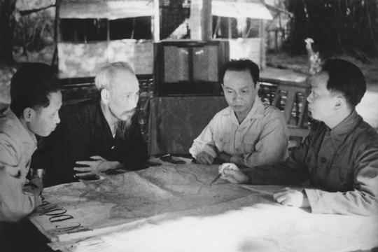 Chủ tịch Hồ Chí Minh 'truyền lửa' cho chiến sĩ Điện Biên Phủ