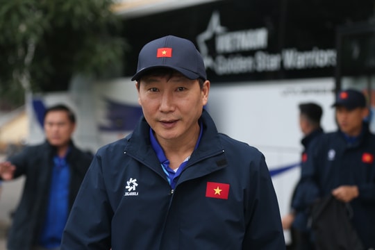 HLV Kim Sang - sik trở lại Việt Nam, nhận nhiều tin vui; Hai Long gia hạn hợp đồng với Hà Nội FC