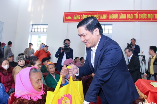 Đồng chí Hoàng Nghĩa Hiếu thăm và chúc Tết tại huyện Quỳ Hợp