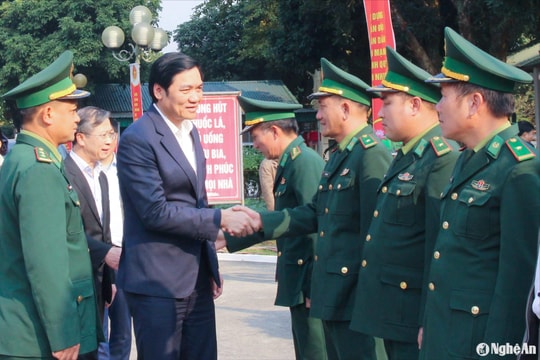 Đồng chí Hoàng Nghĩa Hiếu thăm và chúc Tết cán bộ, chiến sĩ Đồn Biên phòng Hạnh Dịch, huyện Quế Phong