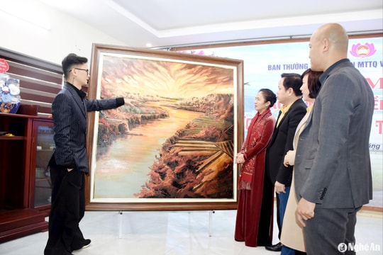 Gặp mặt tác giả và quyền tác phẩm bức tranh 'Nghĩa tình dòng Lam'