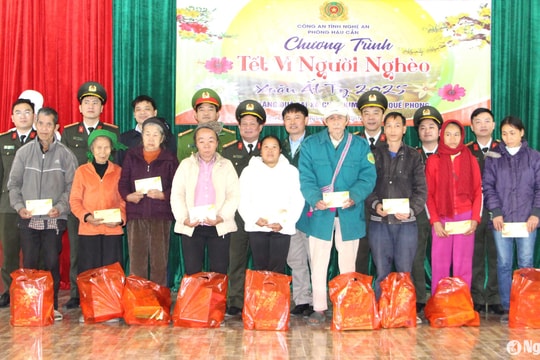 Tặng nhà tình nghĩa và quà Tết động viên các hoàn cảnh khó khăn ở Nghệ An
