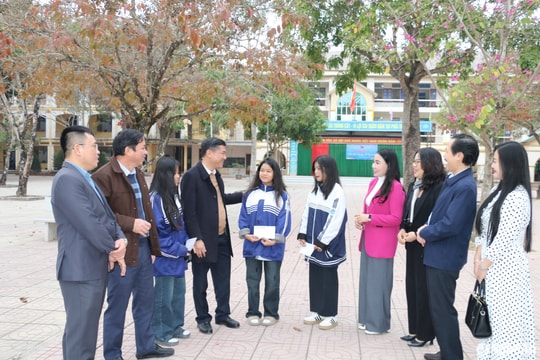 Mang Tết sớm đến với thầy cô, học sinh vùng khó