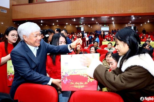 Chủ tịch Ủy ban Trung ương MTTQ Việt Nam Đỗ Văn Chiến tặng quà Tết cho công nhân, người lao động có hoàn cảnh khó khăn tại Nghệ An